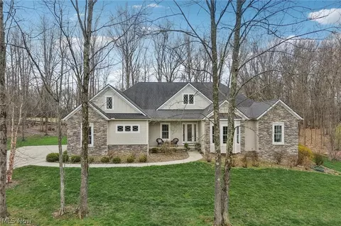 380 Crown Ridge Dr, Cuyahoga Falls, OH 44223
