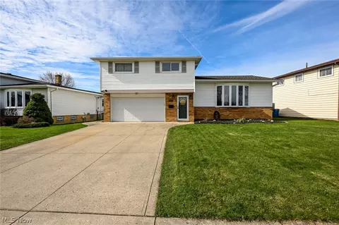 6878 Lantern Ln, Parma Heights, OH 44130