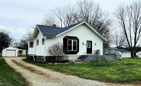 2416 Bakerwood Dr SW, Massillon, OH 44647
