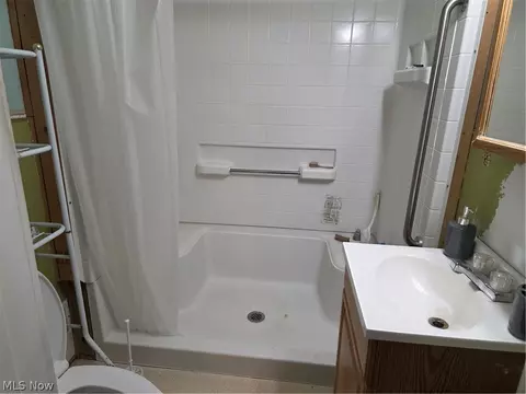 Bath - 650 Sharp Ave, Salem, OH 44460 photo 1 of 1