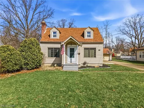 2138 Hermosa Dr, Youngstown, OH 44511