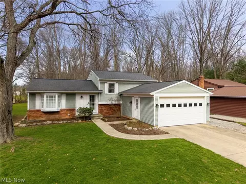 26772 Skyline Dr, Olmsted Twp, OH 44138