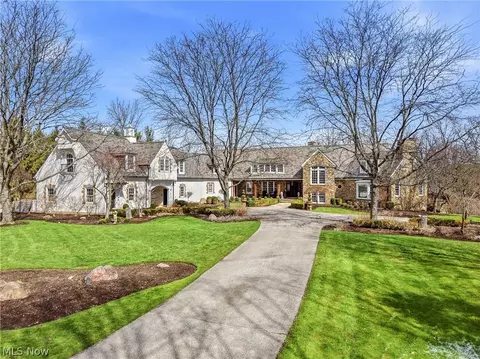 809 Village Trl, Gates Mills, OH 44040