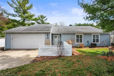 889 Lynnhaven Ln, Akron, OH 44313