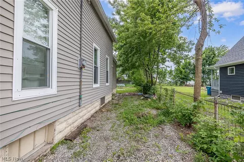 Exterior - 124 E 32nd St, Lorain, OH 44055 photo 6 of 6