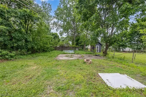 Exterior - 124 E 32nd St, Lorain, OH 44055 photo 5 of 6