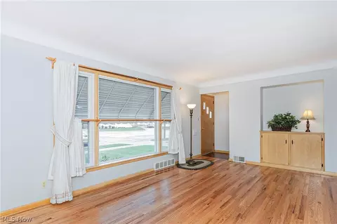 30104 Warren Rd, Wickliffe, OH 44092 photo 6