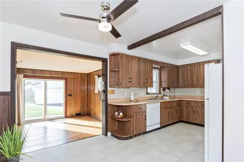 30104 Warren Rd, Wickliffe, OH 44092 photo 9