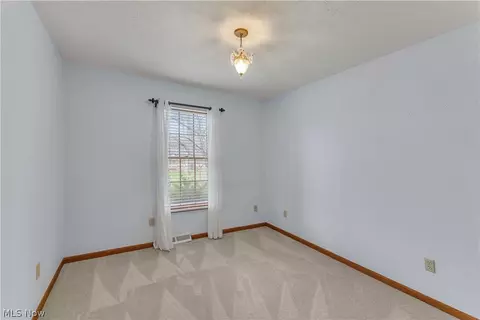 Bedroom - 1023 Gulf Rd, Elyria, OH 44035 photo 3 of 6