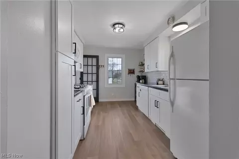 Entry Way - 261 Sexton St, Struthers, OH 44471 photo 1 of 3