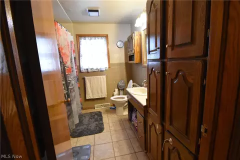 Entry Way - 189 Center St, Struthers, OH 44471 photo 1 of 2