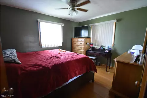 Bedroom - 189 Center St, Struthers, OH 44471 photo 2 of 5