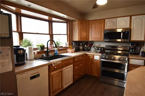 Kitchen - 189 Center St, Struthers, OH 44471 photo 1 of 2