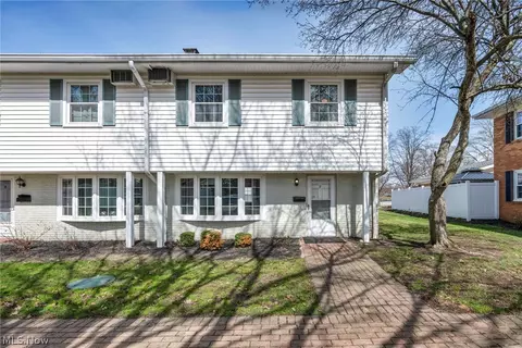 15 Meadowlawn Dr #9, Mentor, OH 44060