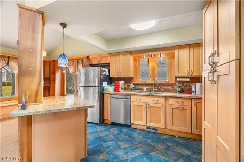 Kitchen - 1536 Baycrest Dr NW, Canton, OH 44708 photo 2 of 2