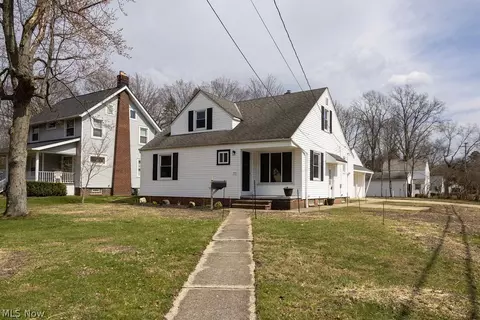 1639 Edgefield Rd, Lyndhurst, OH 44124