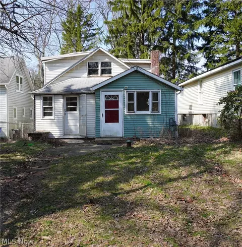 2147 Rankin Dr, Ravenna, OH 44266