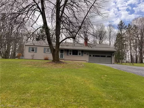 49231 England Dr, East Palestine, OH 44413