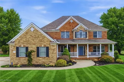 317 Edinburgh Dr, Highland Heights, OH 44143