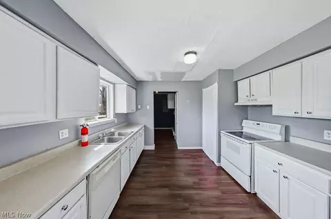 508 Wood St, Elyria, OH 44035 photo 6