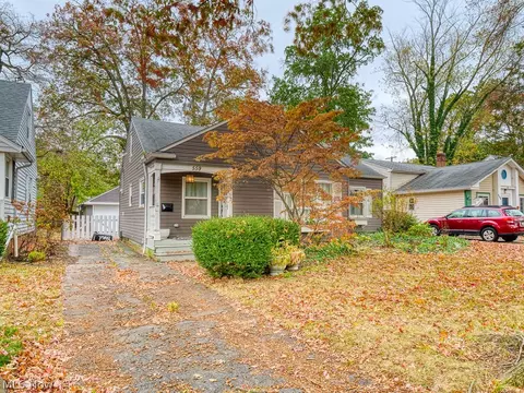 559 Kenilworth Rd, Bay Village, OH 44140