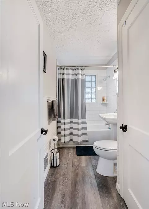 Bath - 616 Poland Ave, Struthers, OH 44471 photo 2 of 4