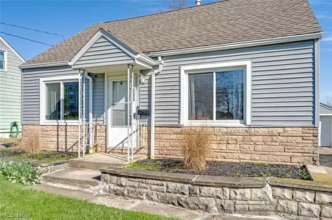 Exterior - 616 Poland Ave, Struthers, OH 44471 photo 4 of 8