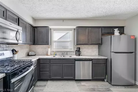 Kitchen - 616 Poland Ave, Struthers, OH 44471 photo 3 of 4