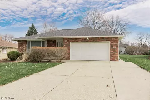 657 Lander Dr, Highland Heights, OH 44143