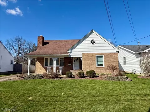 102 Furlen Ct, Hubbard, OH 44425
