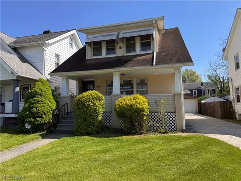 13820 S Parkway Dr, Garfield Heights, OH 44105