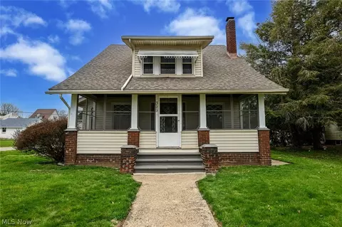 329 Redwood St SW, Beach City, OH 44608