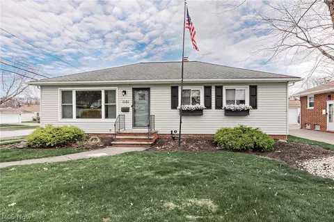 1101 Bonnie Ln, Mayfield Heights, OH 44124