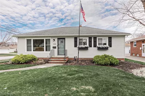 1101 Bonnie Ln, Mayfield Heights, OH 44124