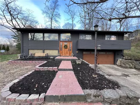 2168 Earl Dr, Zanesville, OH 43701