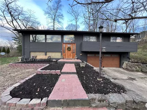 2168 Earl Dr, Zanesville, OH 43701