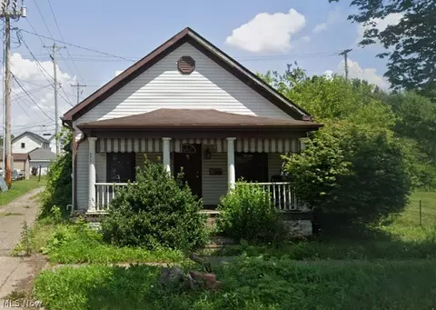 319 E 5th St, Uhrichsville, OH 44683