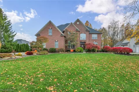 32811 Saint James Trl, Avon, OH 44011