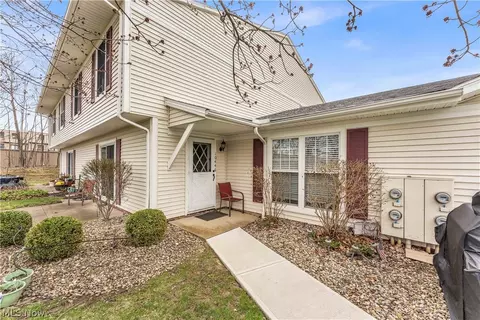 10446 Independence Dr #20D, North Royalton, OH 44133