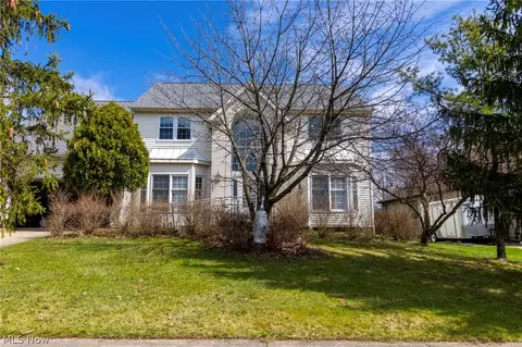 7571 Pleasant Run Dr, Seven Hills, OH 44131