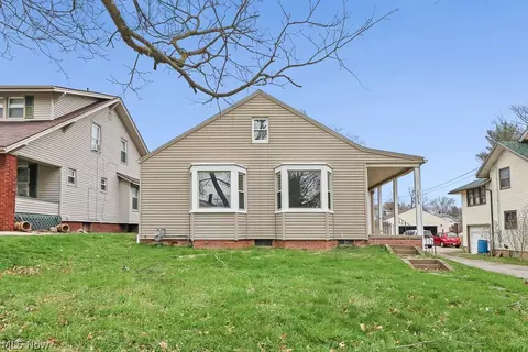 1073 Parkside Dr, Alliance, OH 44601