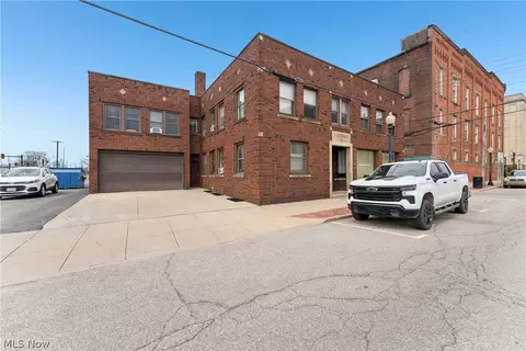 70 4th St NW, Barberton, OH 44203