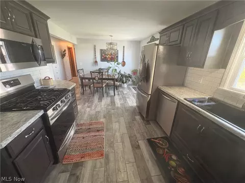 511 Edison St, Struthers, OH 44471 photo 5