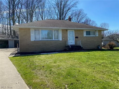 2480 Larchmont Ct, Wickliffe, OH 44092