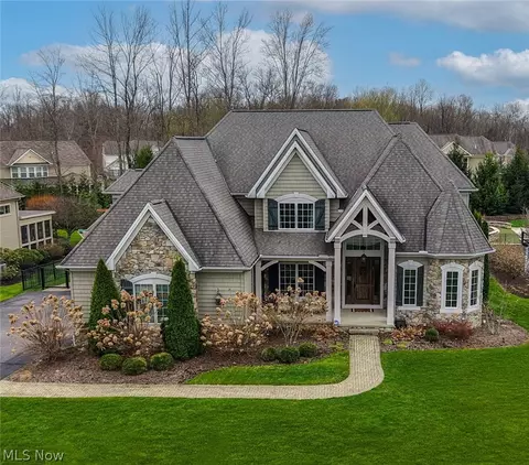 7565 Cottonwood Trl, Chagrin Falls, OH 44023
