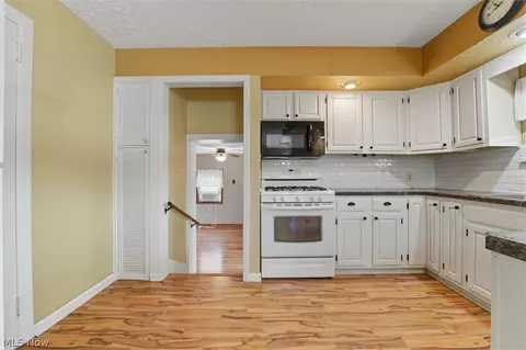 Entry Way - 1811 E 30th St, Ashtabula, OH 44004 photo 1 of 2