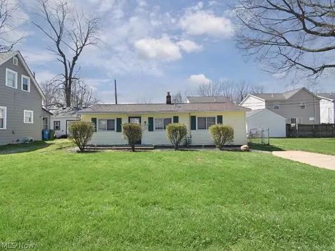 33850 Beachpark Dr, Eastlake, OH 44095