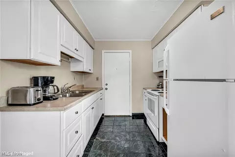 604 Bell Ave, Elyria, OH 44035 photo 9