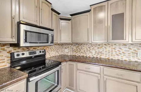 Kitchen - 251 E Mohawk Dr, Malvern, OH 44644 photo 3 of 5