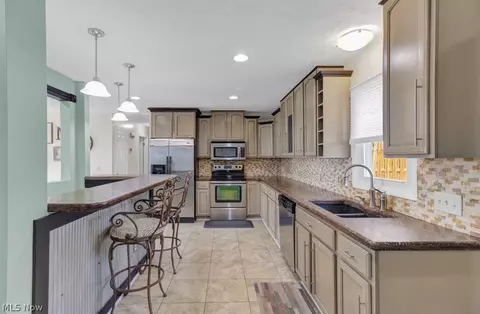 Kitchen - 251 E Mohawk Dr, Malvern, OH 44644 photo 4 of 5